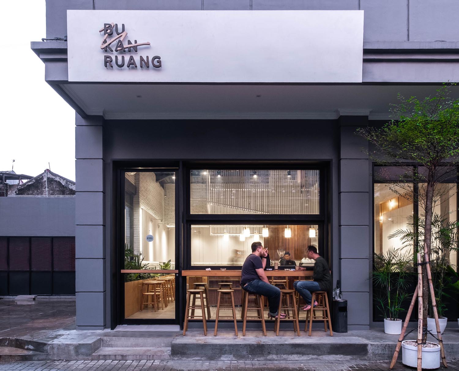 Bukan Ruang Café Shows Flexibility in Limited Space