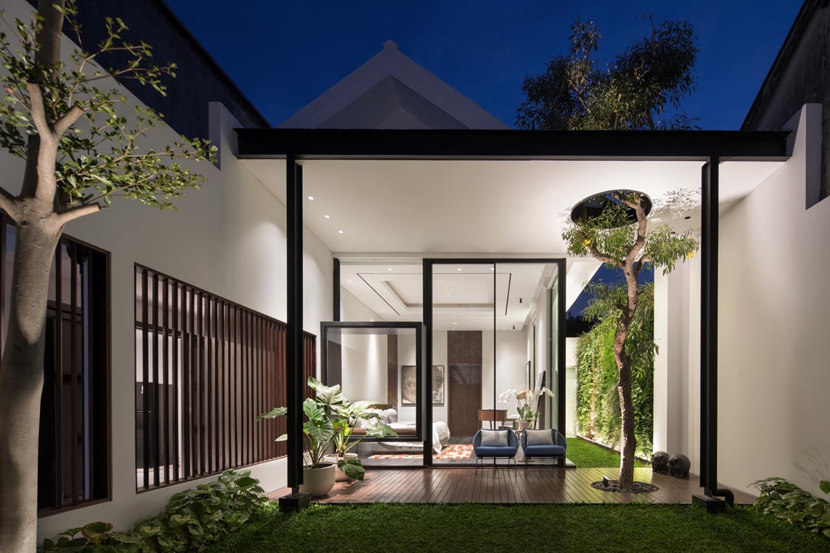 kantorgg Transforms a Colonial Mansion into a Contemporary Dwelling with Lush Inner Courts