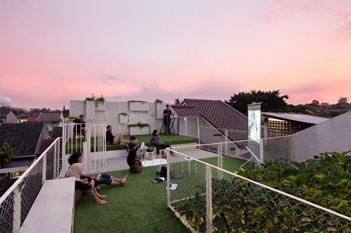 7 Desain Rooftop Garden Yang Bikin Rumah Makin Adem
