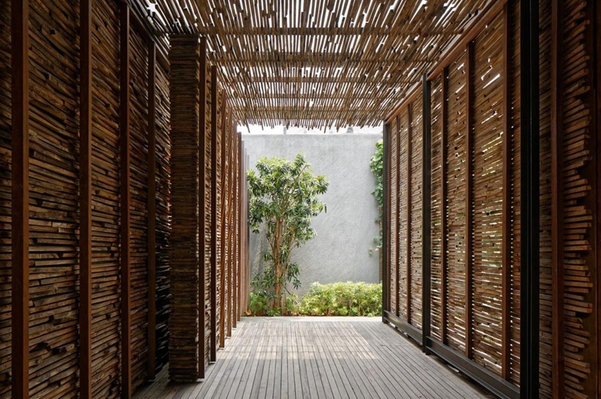 Desain lorong rumah minimalis dengan dinding bata ekspos