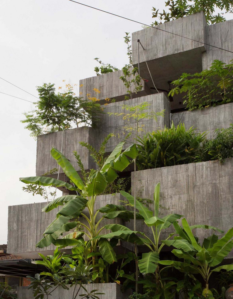 Formzero Designs a Self-Sufficient House with a Lush Frontage of Edible Plants