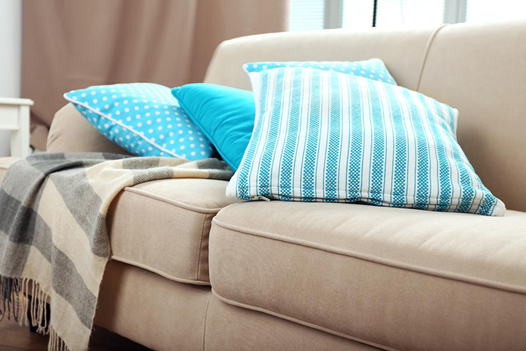 6 Inspirasi Penataan Cushion Agar Ruang Keluarga Nyaman