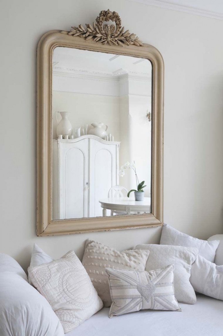 Six Ideas for Decorating Your Living Room with Mirrors