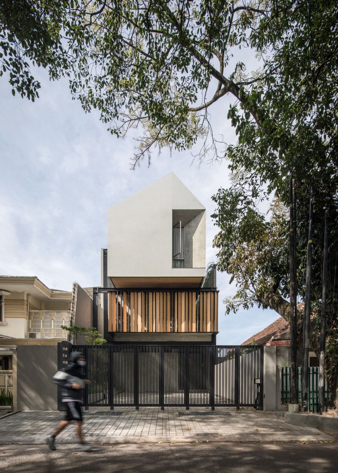 SN House Occupies Compact Needs in A Narrow Site Area