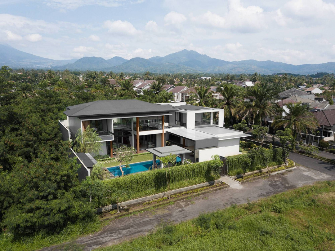 HP House Combines Tropical-Modern Style through Materiality