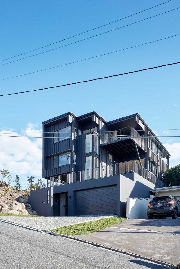 Cuneo House by Shane Thompson Architects dominates the streetscapes of Bayside Brisbane