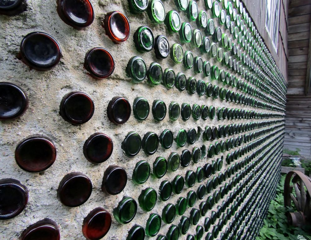 dinding daur ulang botol kaca bekas