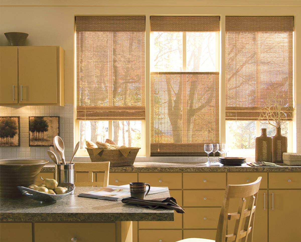 Шторы жалюзи на кухню. Римские шторы на кухню в стиле Модерн. Жалюзи на кухне в интерьере. Рулонные шторы на кухонное окно.