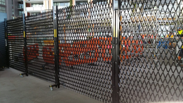 HEAVY DUTY COMMERCIAL PORTABLE BARRIER SYSTEM – A POINT OF DIFFERENCE