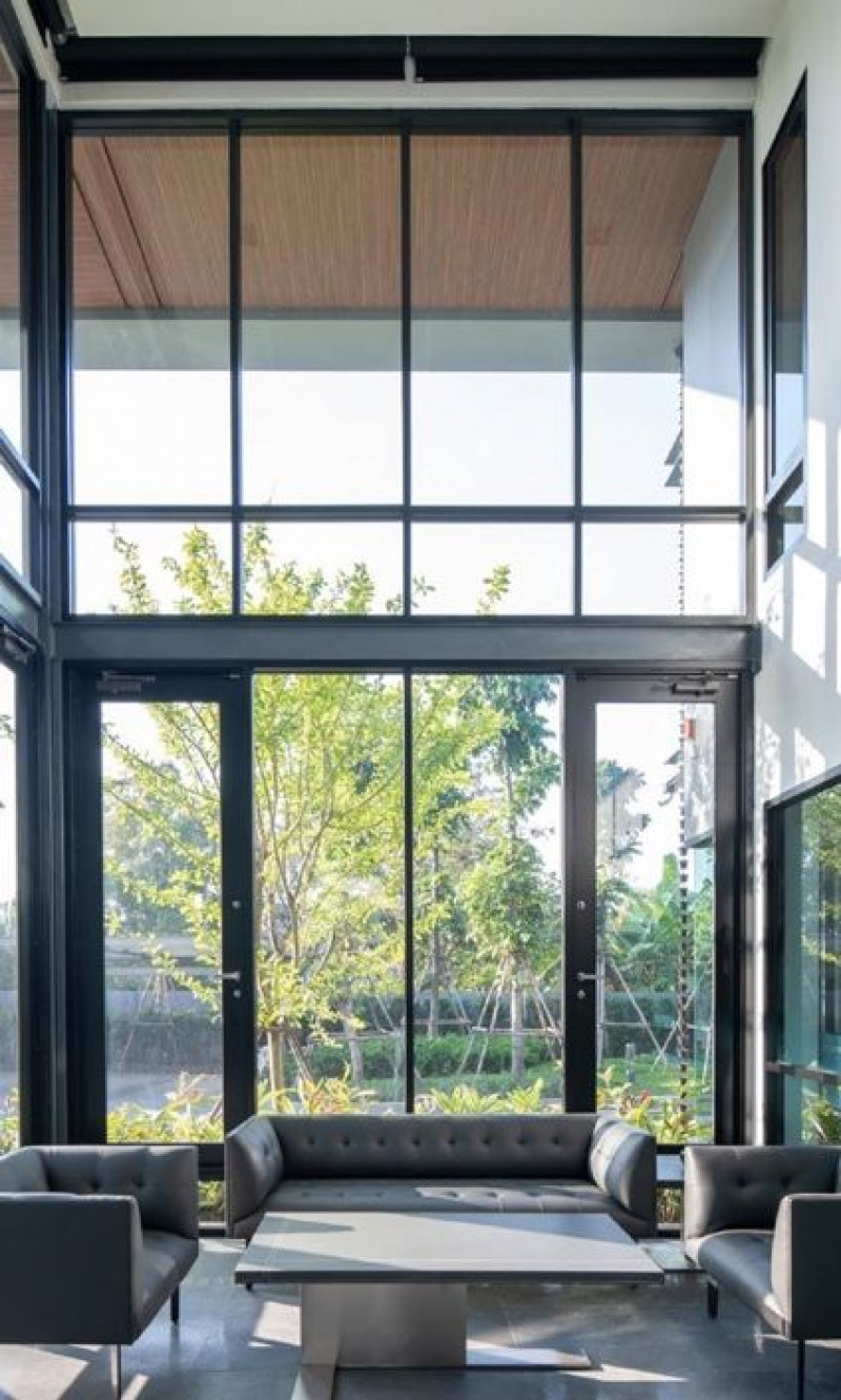 5 Inspirasi Desain Ruang Keluarga dengan Pintu Aluminium
